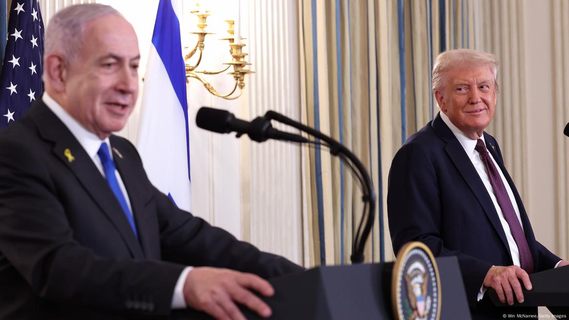 Donald Trump (solda) ve Benyamin Netanyahu Beyaz Saray'da ortak basın açıklaması yapıyor. Trump'ın yüzü konuğuna doğru dönük