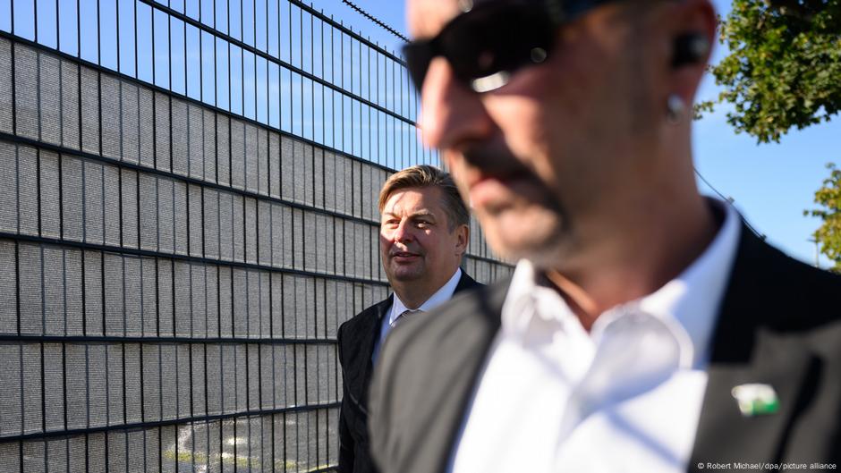 Maksimilijan Krah (AfD) snimljen kako 3. septembra ove godine dolazi kao svedok na suđenje svom bivšem saradniku