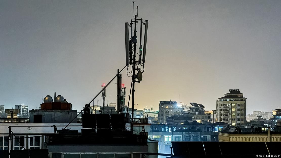 Une antenne sur le toit d'un bâtiment à Kaboul.