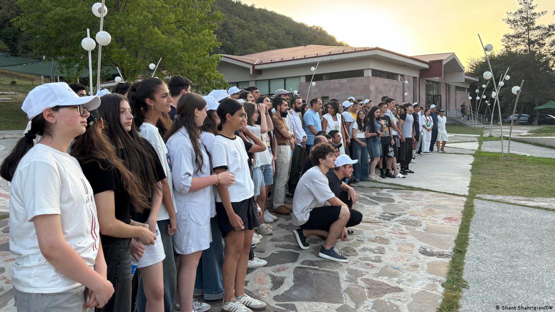 Junge Frauen und Männer im KI-Camp für künstliche Intelligenz posieren für ein Gruppenfoto Junge Frauen und Männer im KI-Camp für künstliche Intelligenz posieren für ein Gruppenfoto