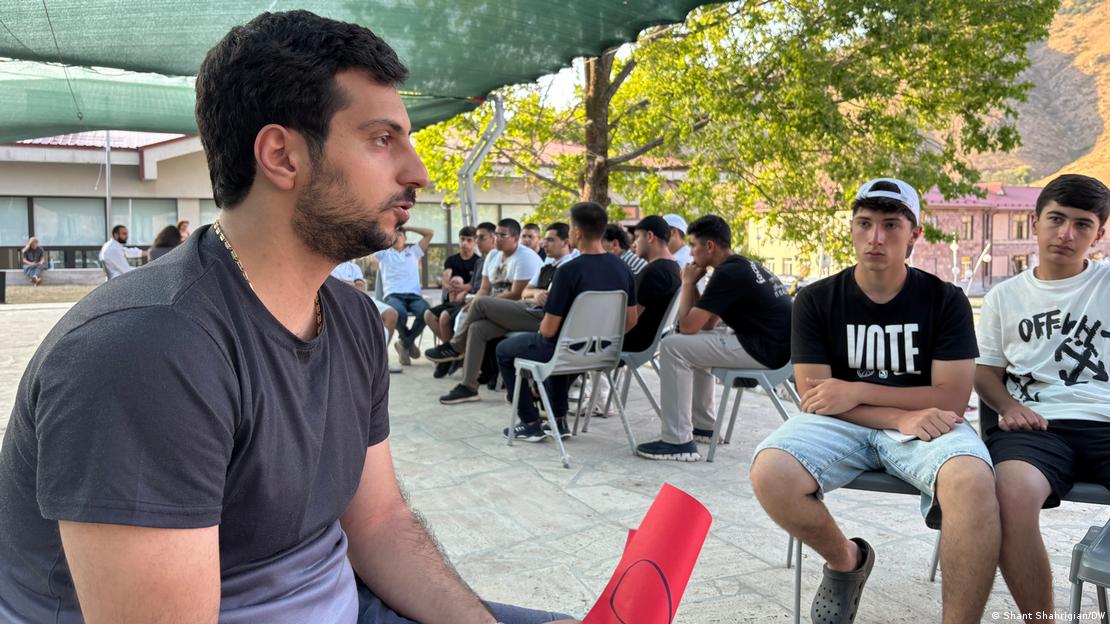 Im KI-Camp für künstliche Intelligenz in Hankavan: Junge Männer in Gesprächskreisen unter einem Sonnenschutz Im KI-Camp für künstliche Intelligenz in Hankavan: Junge Männer in Gesprächskreisen unter einem Sonnenschutz