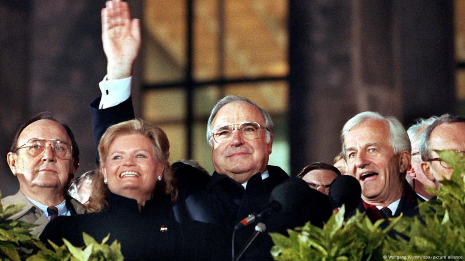Slavlje povodom ujedinjenja Nemačke 3.10.1990. na balkonu Rajhstaga: Hans Ditrih Genšer, Hanelore i Helmut Kol, Rihard fon Vajceker.