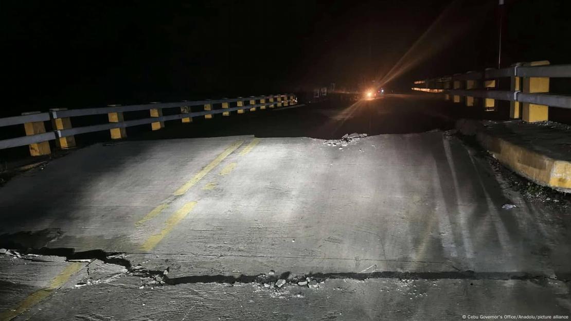 Daños sufridos en un puente tras el terremoto de magnitud 6,9 que sacudió parte de la isla, en Cebú, Filipinas, el martes (30.09.2025).