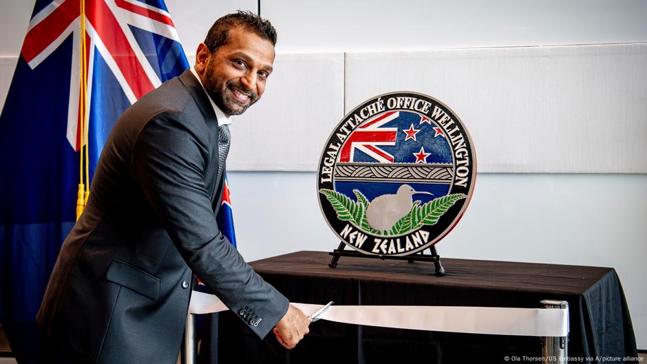 FBI's Patel gifts New Zealand officials illegal firearms – DW – 10/01/2025