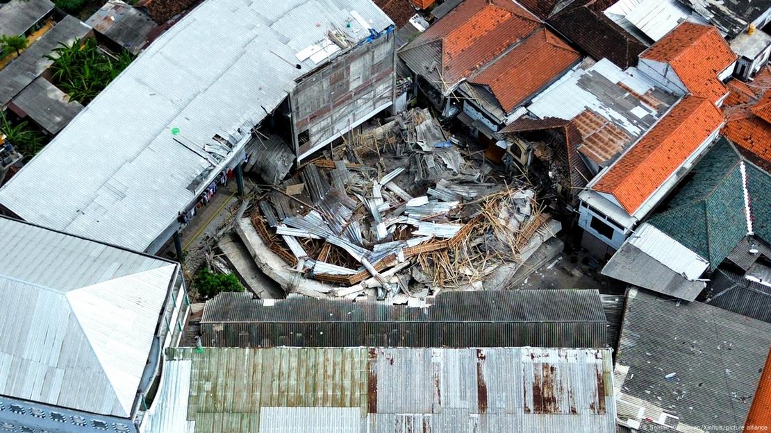 Una toma aérea revela la magnitud del derrumbe.  (30.09.2025)