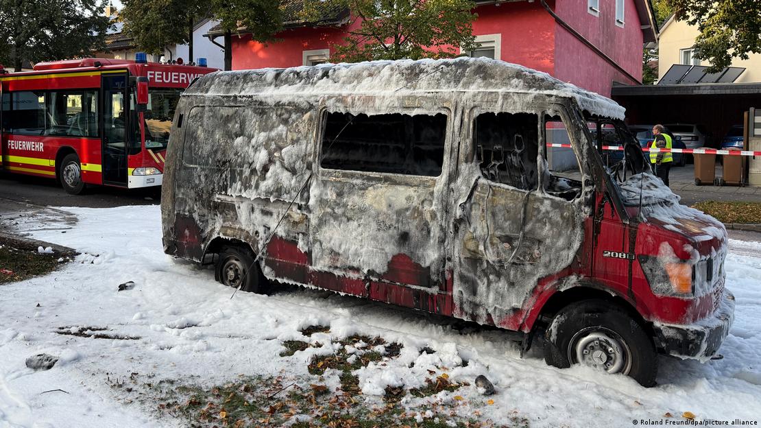Una furgoneta estacionada luce las huellas de un incendio.