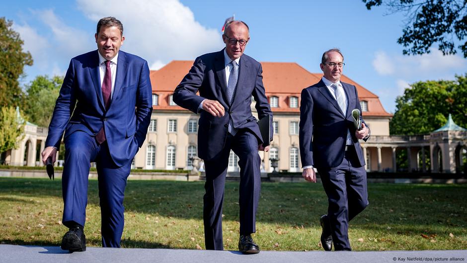 Lars Klingbajl, Fridrih Merc i Aleksandar Dobrint, posle dvodnevnog radnog sastanka kabineta održanog u vili koja se vidi iza njih, 1.10.2025.