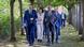 Kancelari Friedrich Merz, zëvendëskancelari Lars Klingbeil dhe ministrat e tjerë të kabinetit qeveritar po kalojnë në një park duke shkuar për konsultime qeveritare në një rezidencë Berlin Kancelari Friedrich Merz, zëvendëskancelari Lars Klingbeil dhe ministrat e tjerë të kabinetit qeveritar po kalojnë në një park duke shkuar për konsultime qeveritare në një rezidencë Berlin