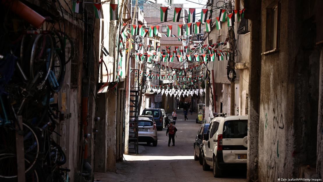 Personas en un campo de refugiados.