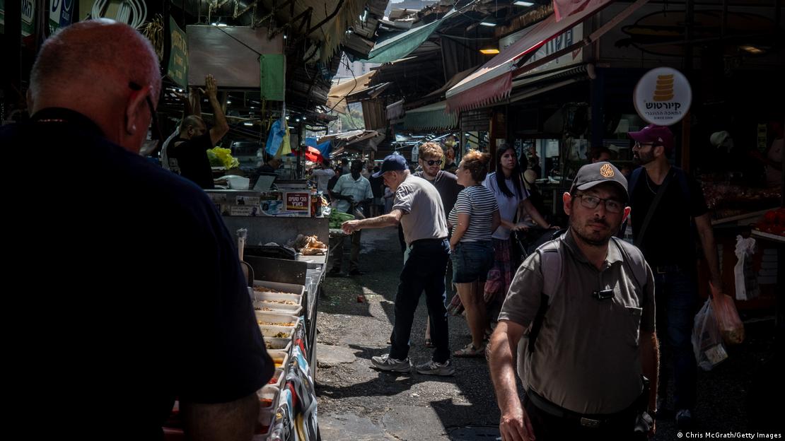 Personas paseando por un mercado.