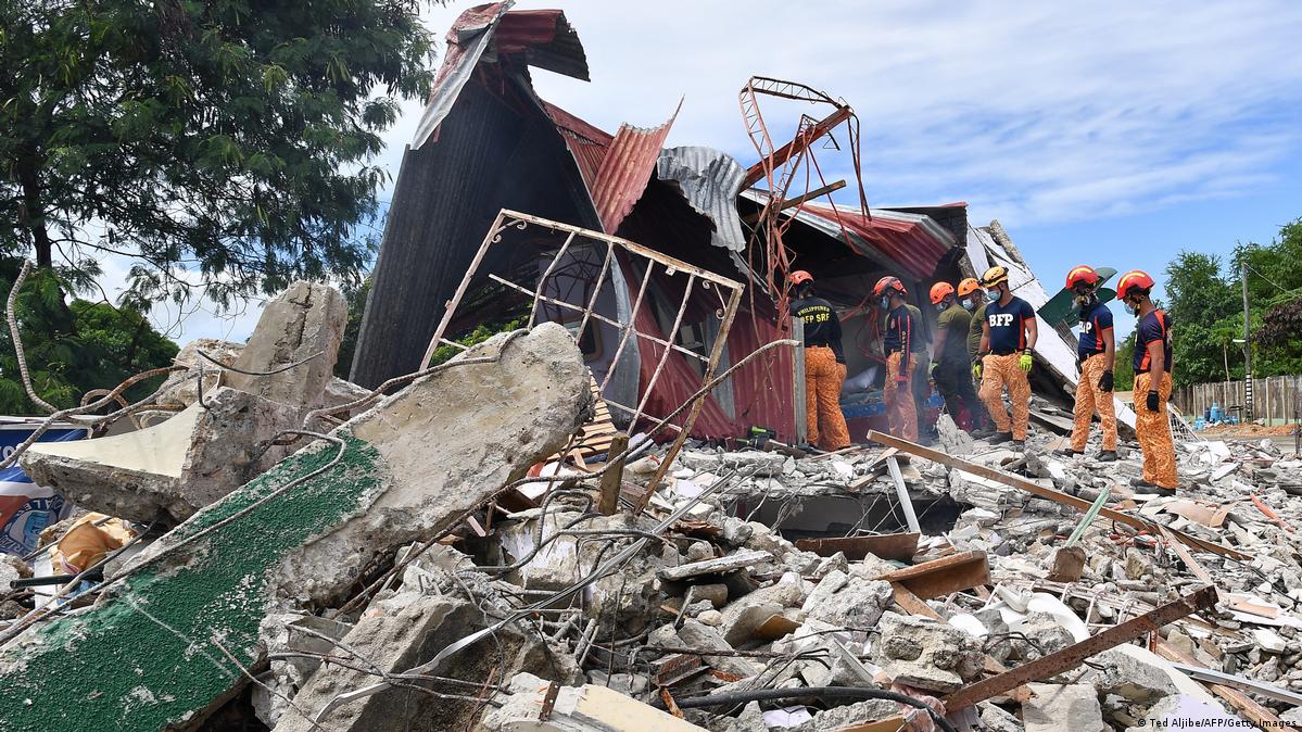 Earthquake in the Philippines: Rescue workers race against time