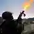 Un policía antidisturbios de Ecuador dispara gases lacrimógenos durante las protestas contra el gobierno que se iniciaron en septiembre pasado. (Archivo: 30.09.2025) 