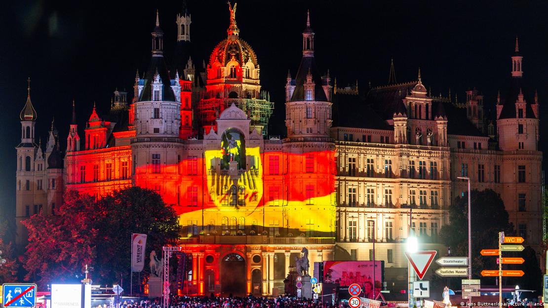 Fachada del Palacio de Schwerin con la proyección de la bandera alemana.