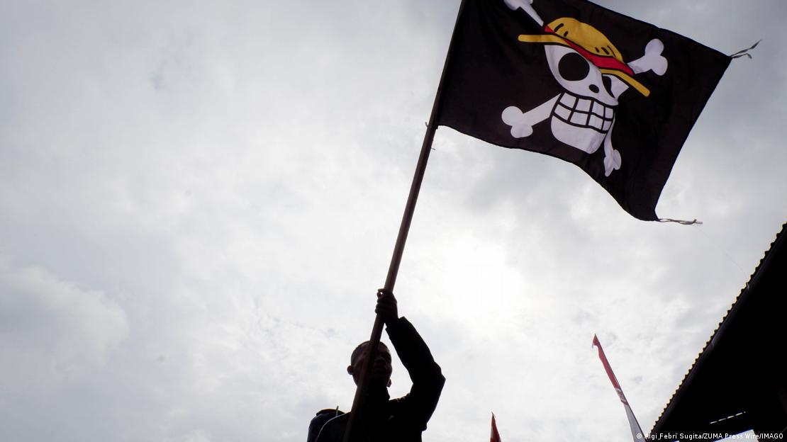 Protestante ondea la bandera de One Piece en Indonesia.