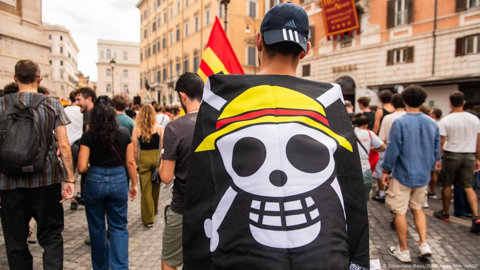 Student nosi piratsku zastavu „One Piece“ na propalestinskom protestu u Rimu