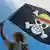 Manifestante filipino usando la bandera de One Piece.
