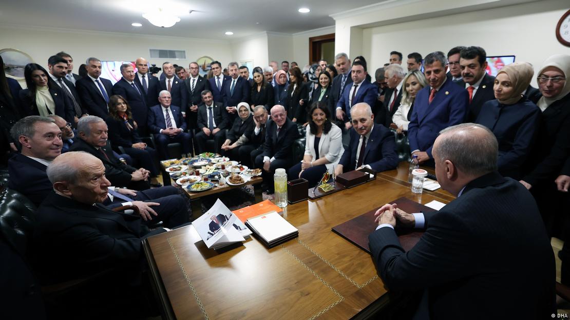 Erdoğan bir masada oturuyor, karşısında ise farklı partilerden siyasetçiler. 