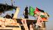 Miembros de una tripulación saludan desde un barco. Se ven banderas de Argelia y Palestina. Miembros de una tripulación saludan desde un barco. Se ven banderas de Argelia y Palestina.