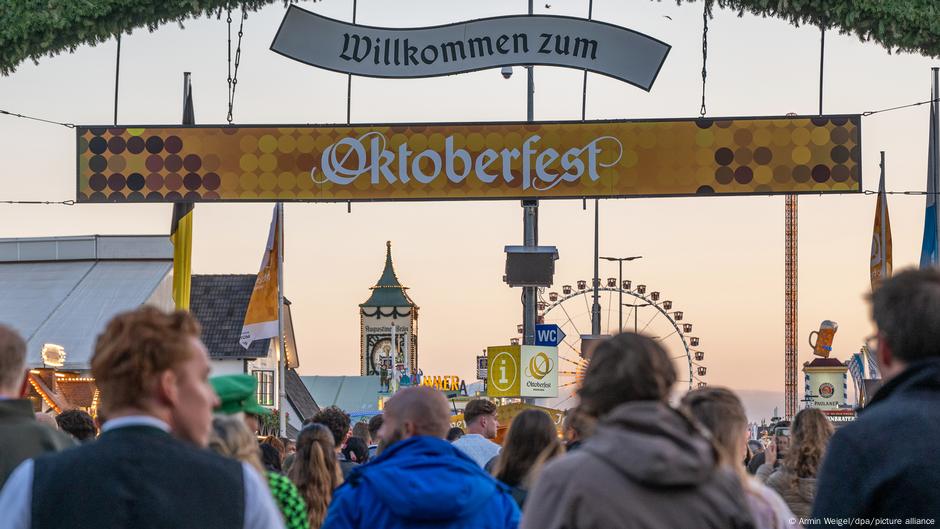 Oktoberfest closes after two 'roller-coaster' weeks  DW  10/05/2025