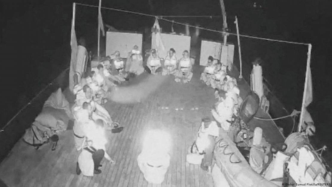 Teknenin içinden gece görüşlü bir canlı yayın kamerasıyla çekilen görüntü. Sumud filosunun öncü teknelerinden Alma'daki aktivistler, güvertede oturuyor.