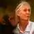Jane Goodall junto a un chimpancé el año 2001. 