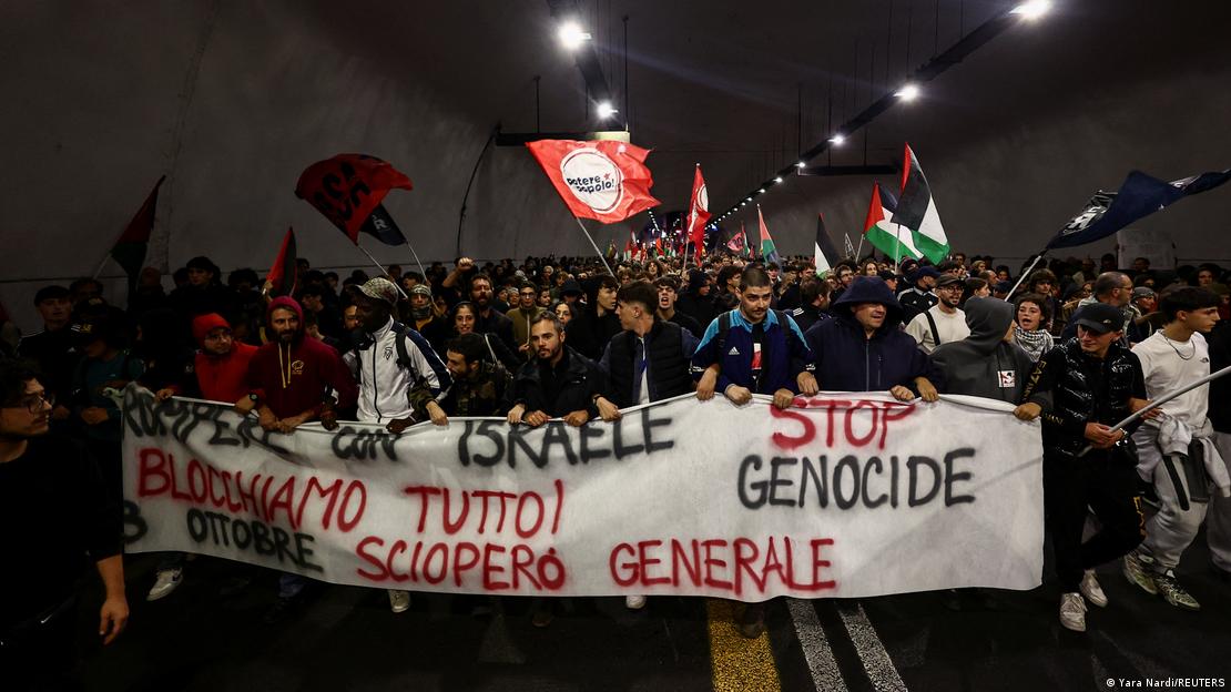 Sumud filosuna yönelik İsrail operasyonunu protesto eden göstericiler Roma sokaklarında yürüyor. En öndeki grubun elindeki pankartta 