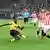 Serhou Guirassy (l.) schießt im Fallen den Ball Richtung Tor von Athletic Bilbao 
