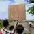Supervivientes del terremoto sostienen un cartel con la palabra "Ayuda" junto a una carretera, dos días después del fuerte terremoto que sacudió la provincia de Cebú, en el centro de Filipinas. (02.10.2025)