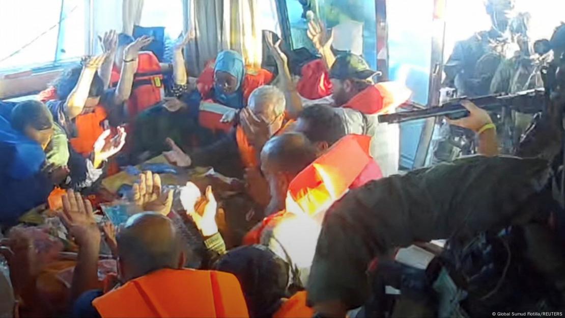 İsrail'in gözaltına aldığı aktivistler tekne ile götürülüyor 