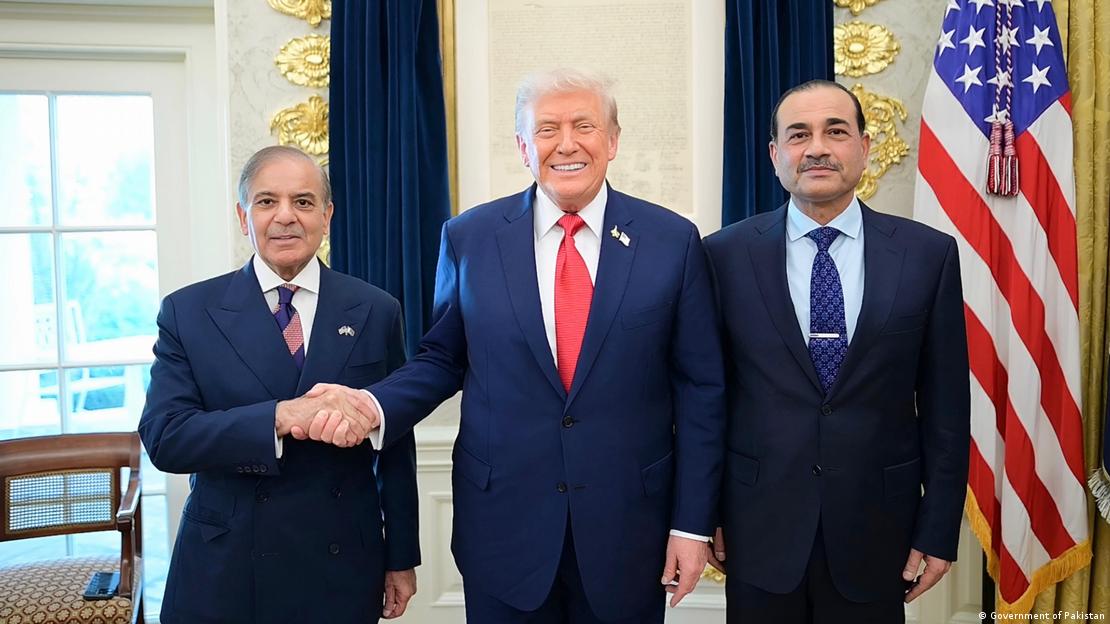 دائیں سے بائیں: فیلڈ مارشل عاصم منیر، امریکی صدر ٹرمپ اور پاکستانی وزیر اعظم شہباز شریف