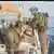 Soldados israelíes sobre una de las embarcaciones de la flotilla Global Sumud.