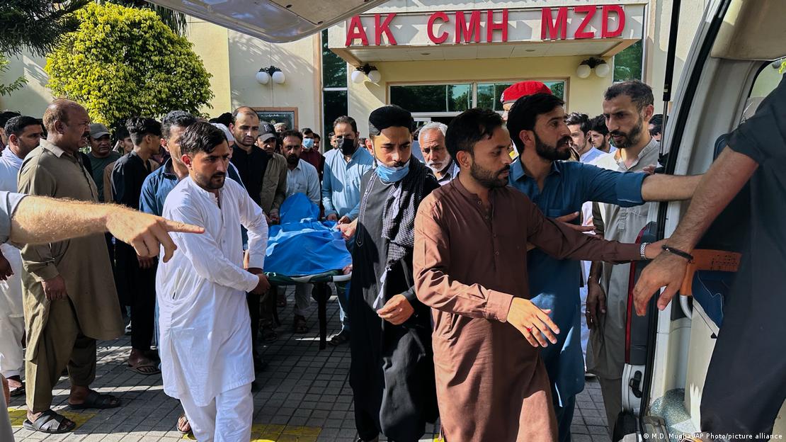 اکتوبر میں پولیس اور مظاہرین کے درمیان ہونے والی جھڑپوں میں ہلاک ہونے والے ایک شخص کی میت کو لوگ ہسپتال سے لے جا رہے ہیں(فائل فوٹو)