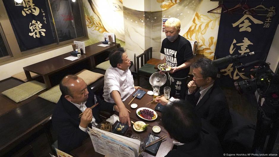 Tipping in Japan remains taboo as tourism takes off  DW  10/02/2025