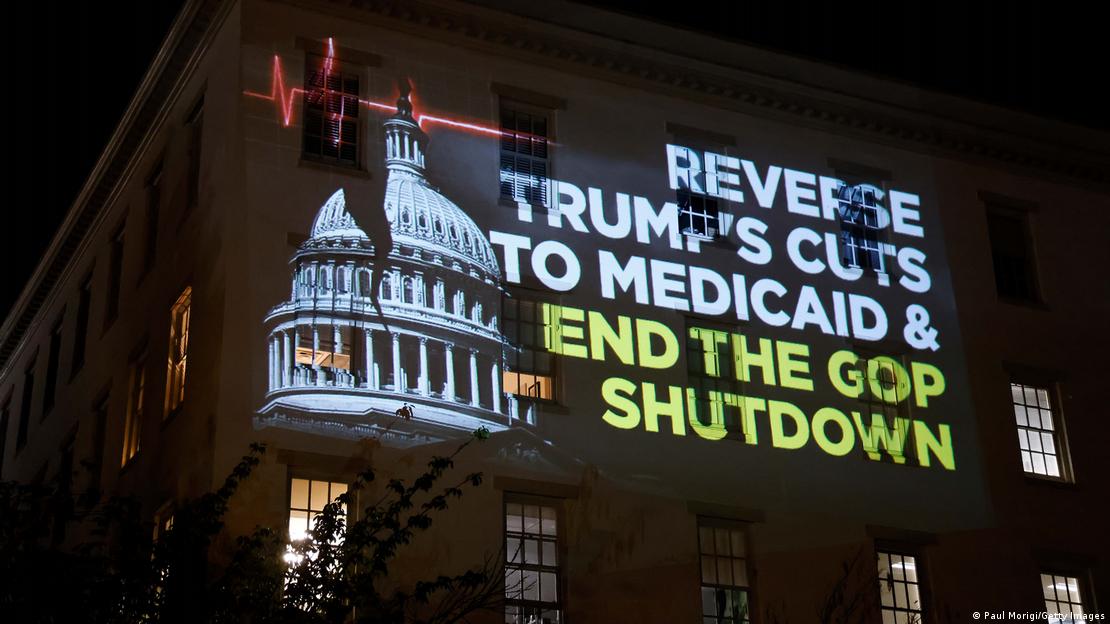 ABD'de bir binaya yansıtılan projeksiyonda Trump'ın Medicaid'deki kısıntılarının kaldırılması talep ediliyor.
