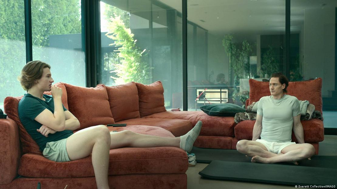 Bryan Johnson y su hijo Talmage compartieron pantalla en el documental de Netflix donde el multimillonario expuso sus controvertidas técnicas de rejuvenecimiento, incluidas transfusiones sanguíneas familiares.