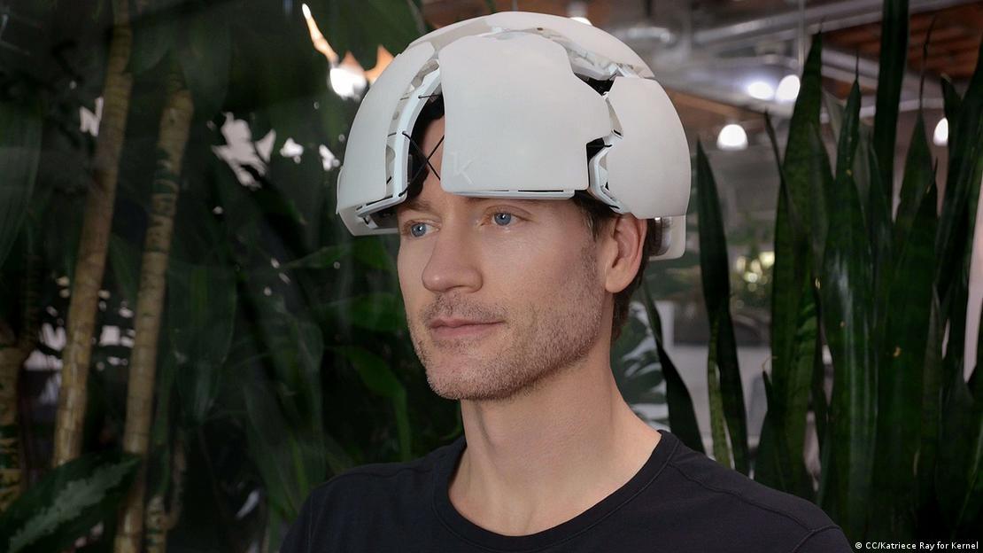 Despertarse, medir biomarcadores, terapia de luz roja, comer una sola vez al día: así busca Bryan Johnson retroceder décadas en su reloj biológico.