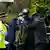 Miembros de la comunidad judía fuera de una sinagoga de Manchester, tras el atentado terrorista.