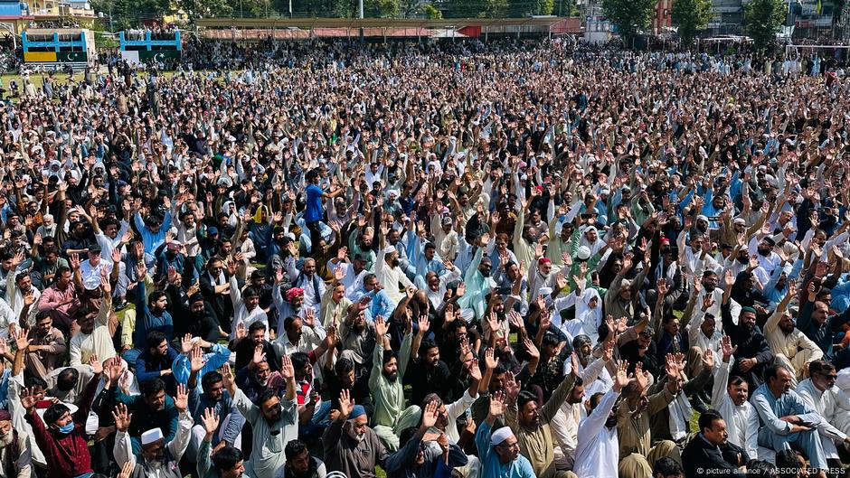 Pakistan: Kashmir unrest leaves 8 dead  DW  10/02/2025