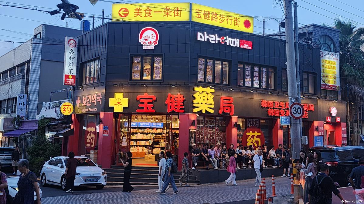 在济州随处可见专为中国游客开设的商铺