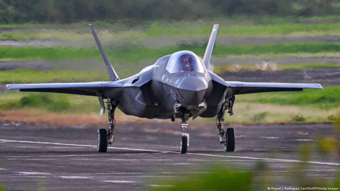 Avión F-25B de EE. UU. en Puerto Rico.