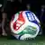 En la imagen se observa el balón tricolor, rojo, verde y azul, nombrado Trionda.