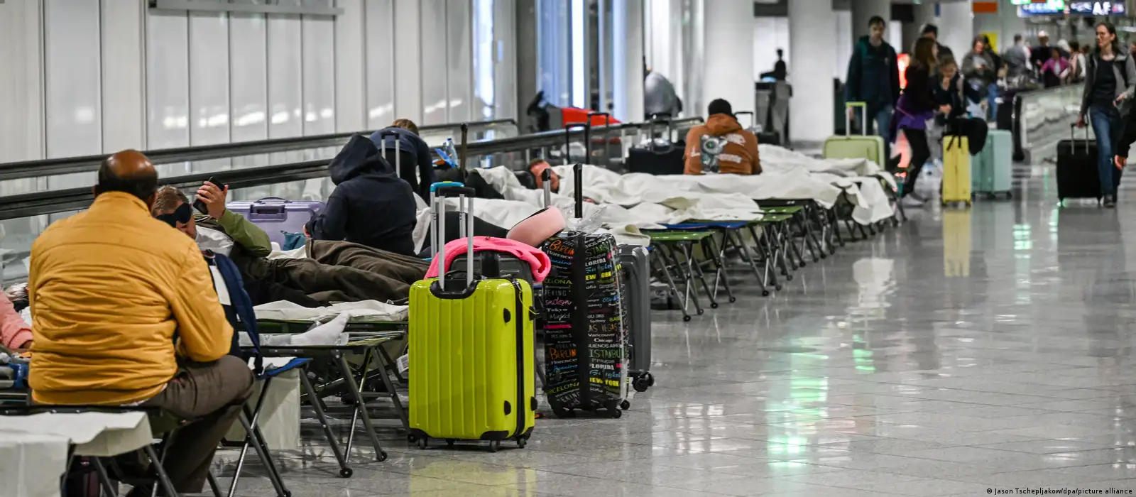 Aeropuerto de Múnich cierra por avistamiento de drones – DW – 03/10/2025