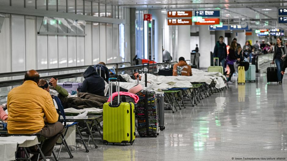 Putnici spavali u holu aerodroma