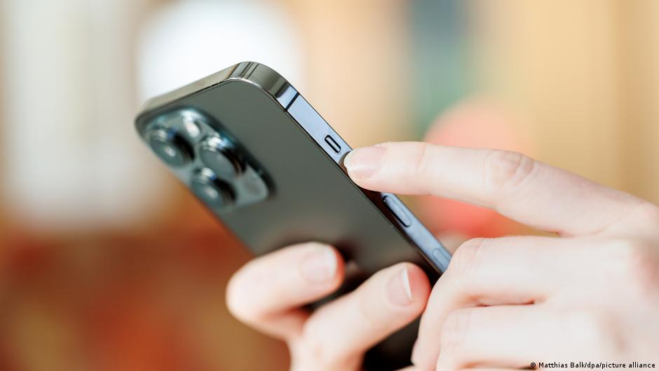 З 1 січня мобільний зв'язок для українців у ЄС без доплат – DW – 29.12.2025