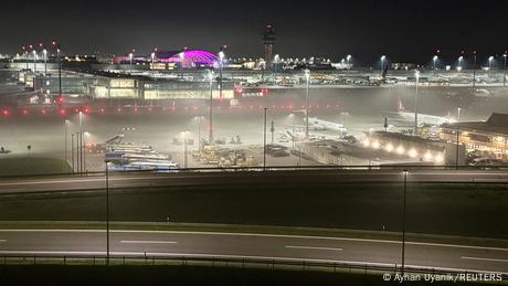 Der Flughafen München hat nach Drohnensichtungen in der Nacht und am frühen Morgen den Betrieb wieder aufgenommen.