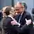 Staatspräsident Emmanuel Macron und Bundeskanzler Friedrich Merz umarmen sich