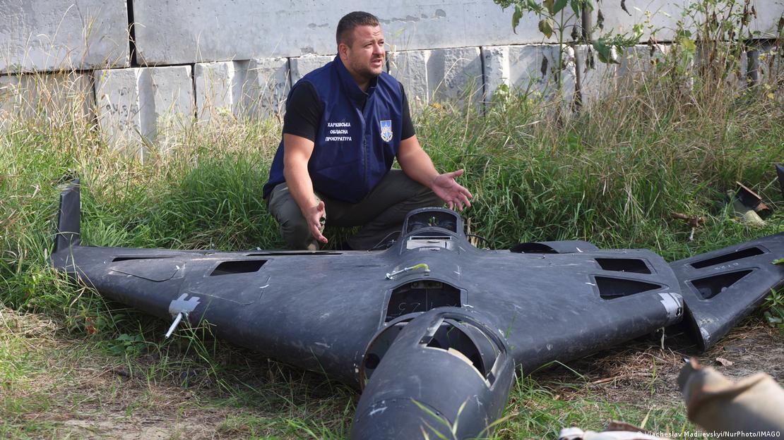 Rusya tarafından İran yapımı İHA ile Ukrayna'ya düzenlenen saldırının ardından İHA ile poz veren bir Ukraynalı temsilci