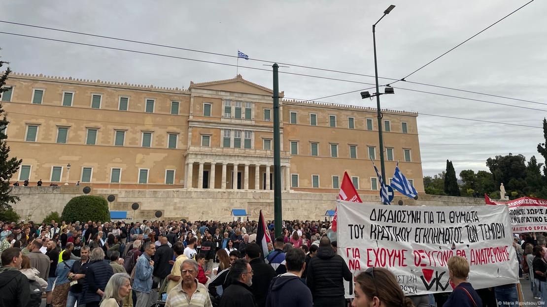 Συγκεντρωμένοι πολίτες στο Σύνταγμα στηρίζουν τον απεργό πείνας Πάνο Ρούτσι 