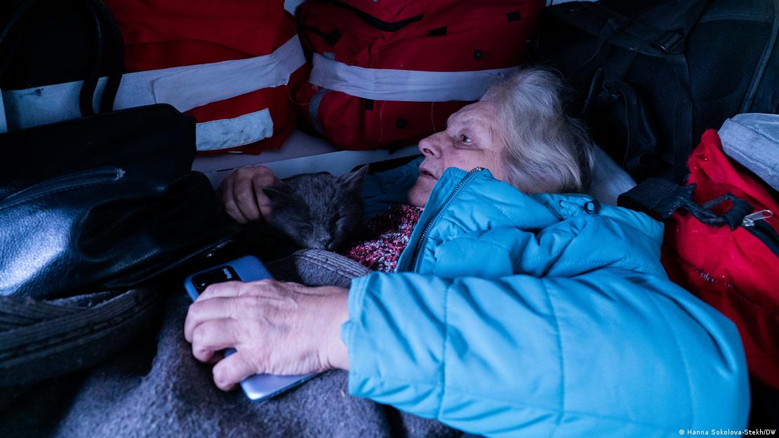 Възрастната жена се евакуира заедно с котката си