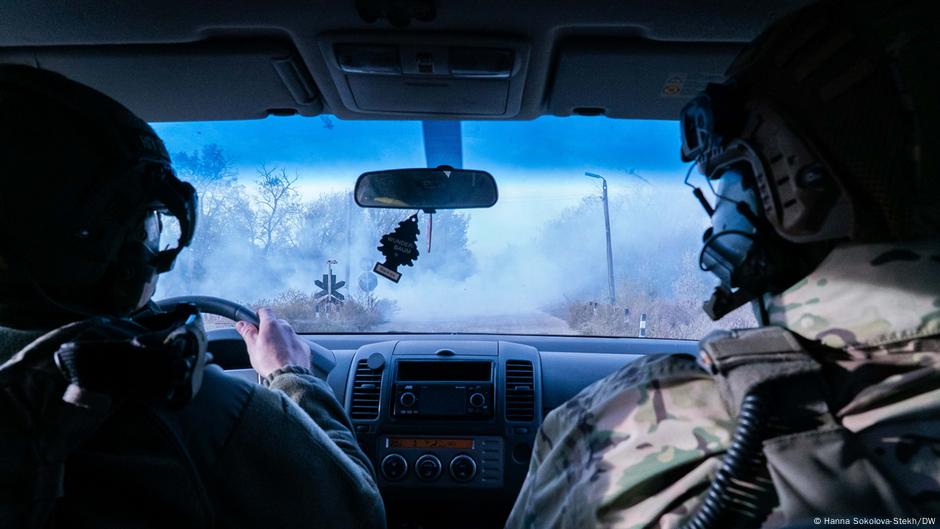 Ukrajinski vojnici artljerijske brigade odlaze na položaj kod Kupjanska.
